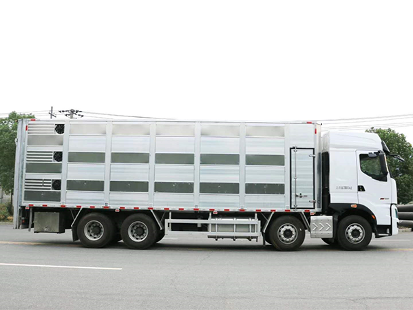 重汽国六9.6米畜禽运输车